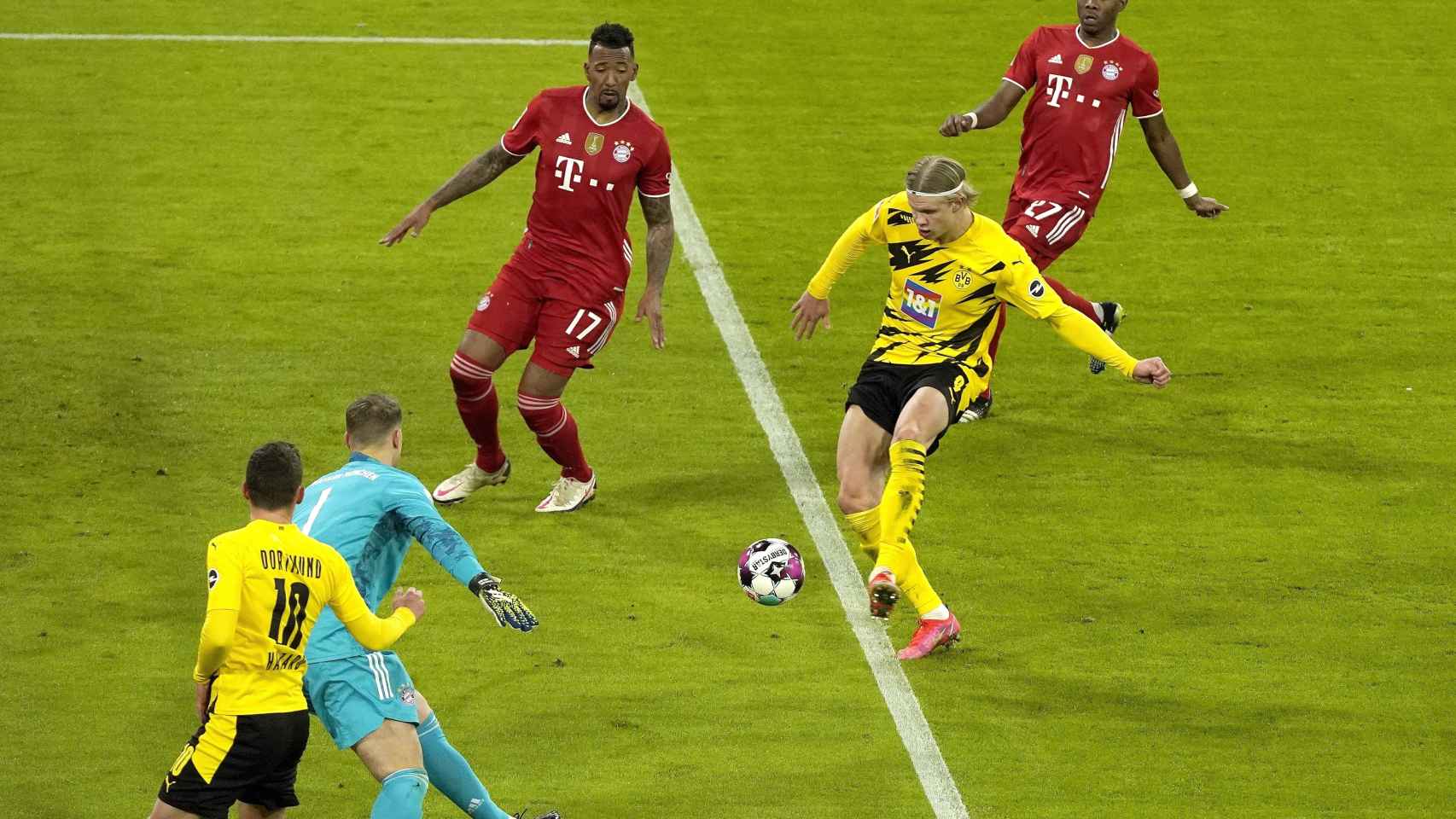 Haaland marcando un gol contra el Bayern