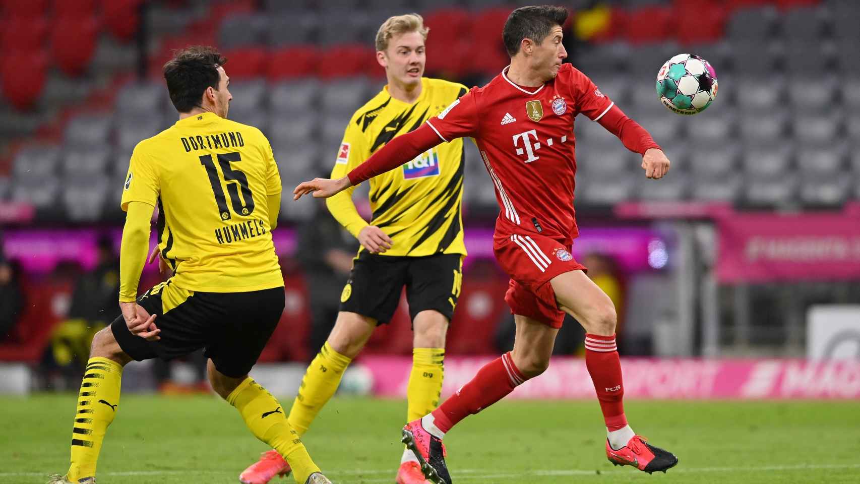 Lewandowski marcando un gol al Borussia Dortmund