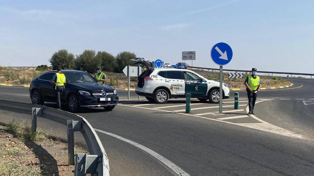 Un control de la Guardia Civil en una de las entradas a Bolaños