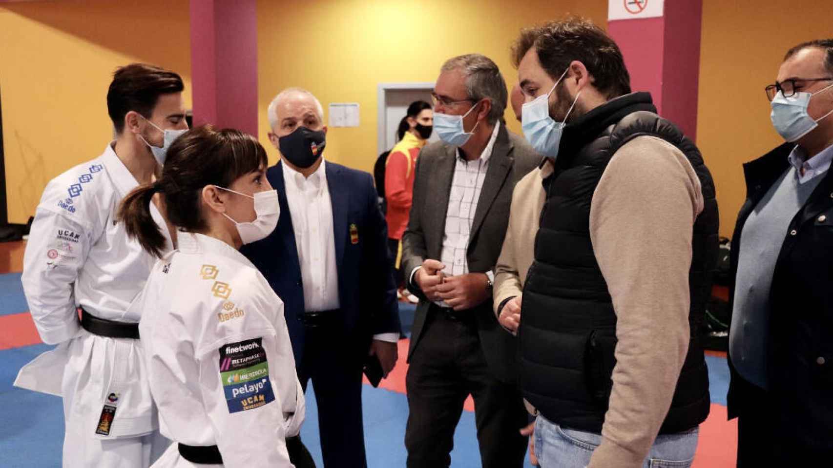 Paco Núñez charla con la karateka Sandra Sánchez en La Roda