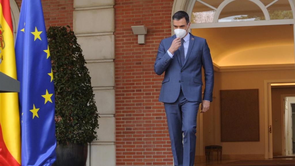 Pedro Sánchez, en las escalinatas de Moncloa, segundos antes de su rueda de prensa.