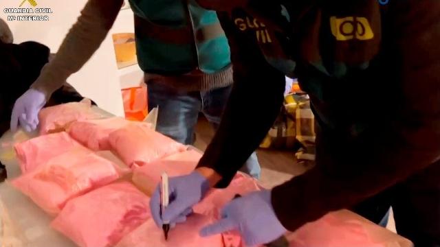 Agentes de la Guardia Civil con el alijo de cocaína rosa intervenido.