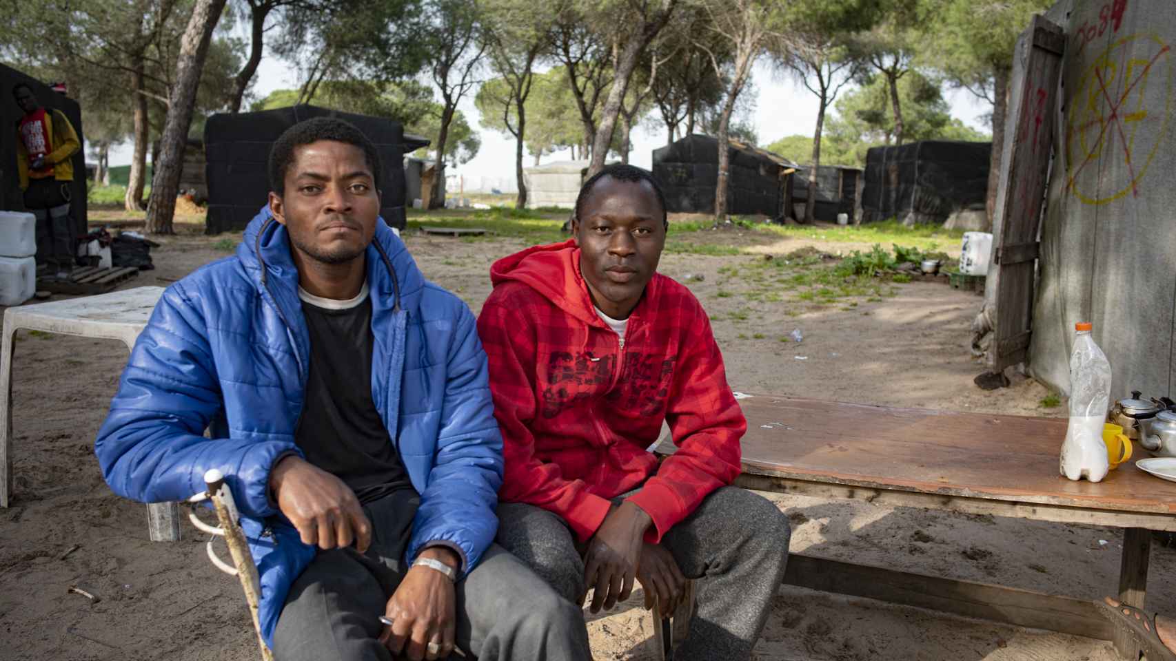 Sejdou Elassogue (30 años) y Mamadou Djallu (33) nacieron en Malí. Ahora viven en un poblado chabolista de Palos de la Frontera (Huelva).