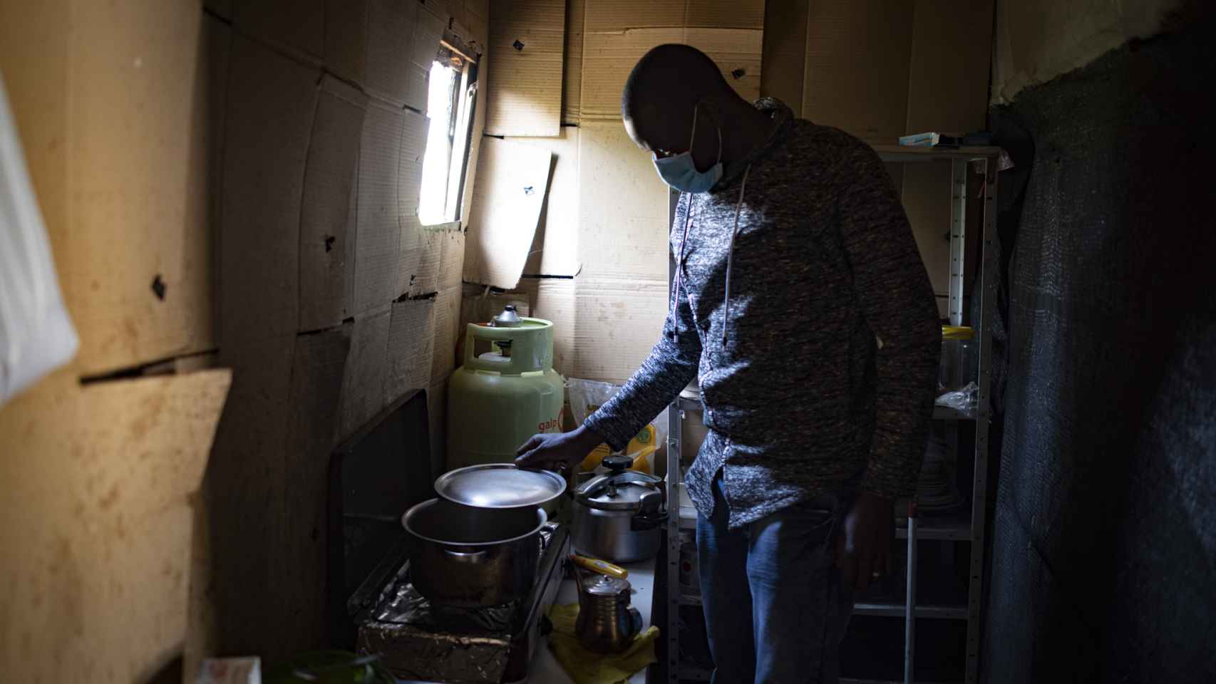 Chaikre Touré, también maliense, accede a que entremos en su casa.