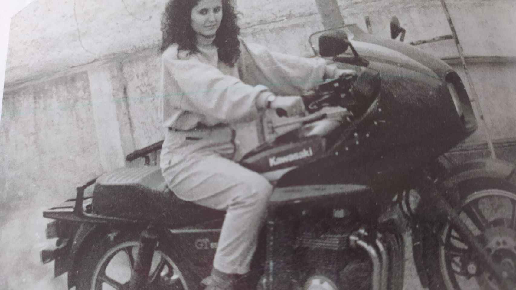 La guardia civil Manuela Simón, conduciendo una moto.