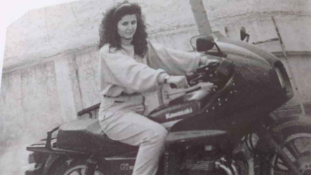 La guardia civil Manuela Simón, conduciendo una moto.