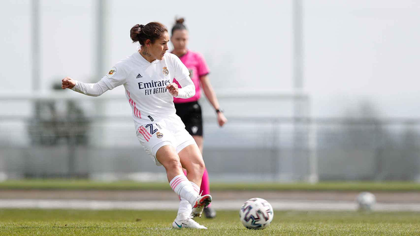 Jessica Martínez chuta un penalti durante un partido del Real Madrid Femenino