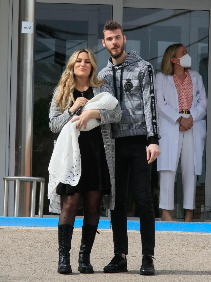 Edurne y David De Gea, muy felices a la salida del hosital con su hija en brazos.