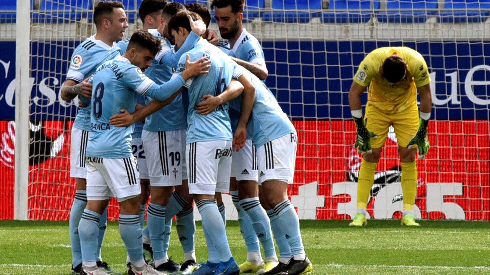 Los jugadores del Celta de Vigo se abrazan tras un gol frente al Huesca