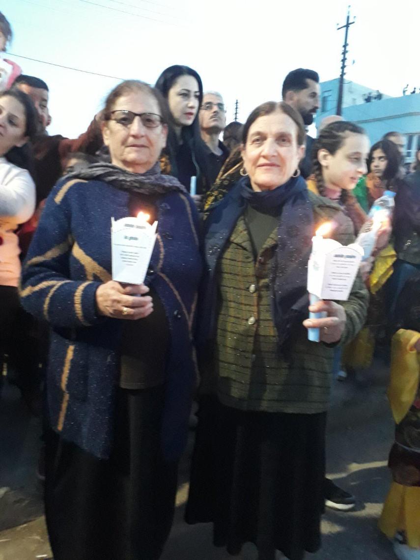 La madre del padre Naim y una amiga en la vigilia por la visita del Papa.