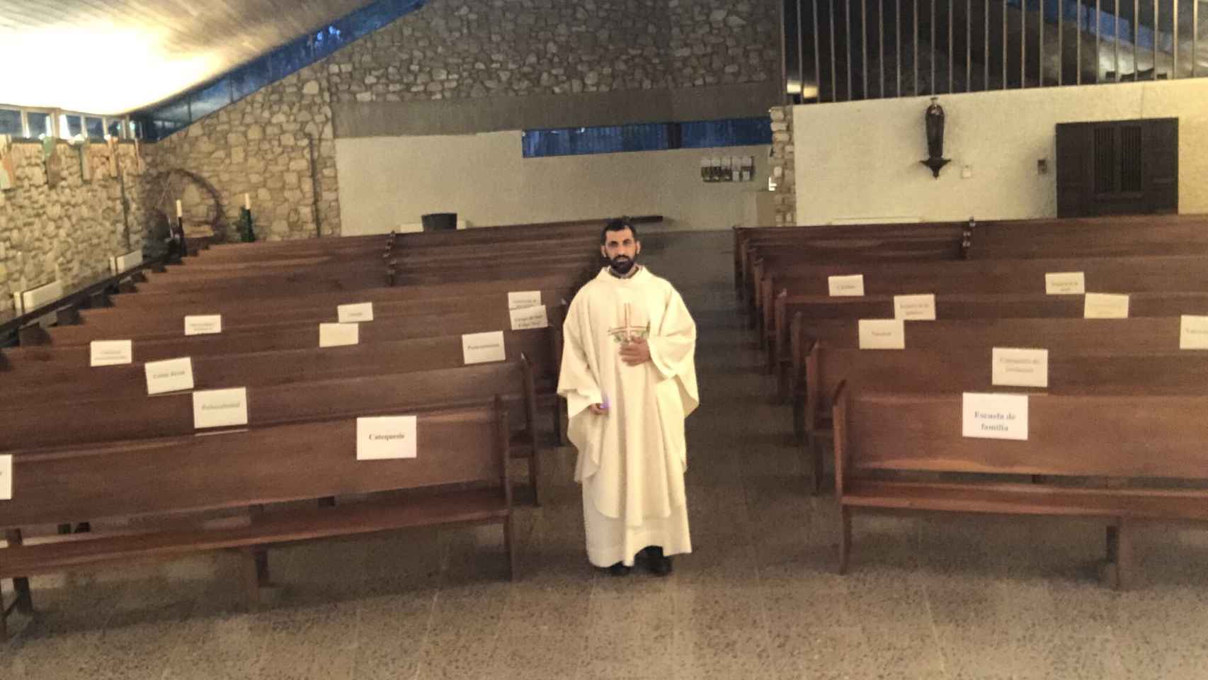 El padre Naim Shosandy en su parroquia de Albacete.