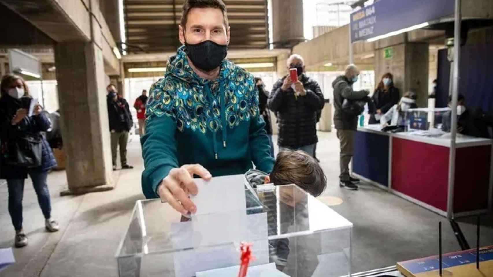 Leo Messi, votando por primera vez en las elecciones del Barça