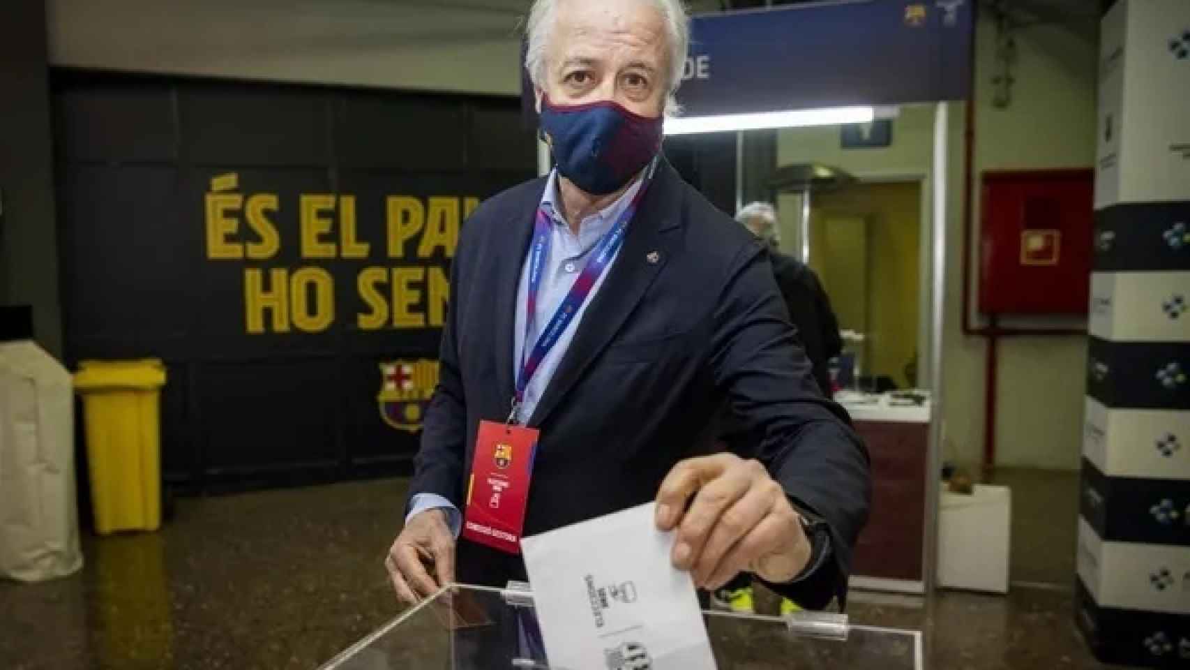 Carles Tusquets, presidente de la gestora del Barça, votando en las elecciones