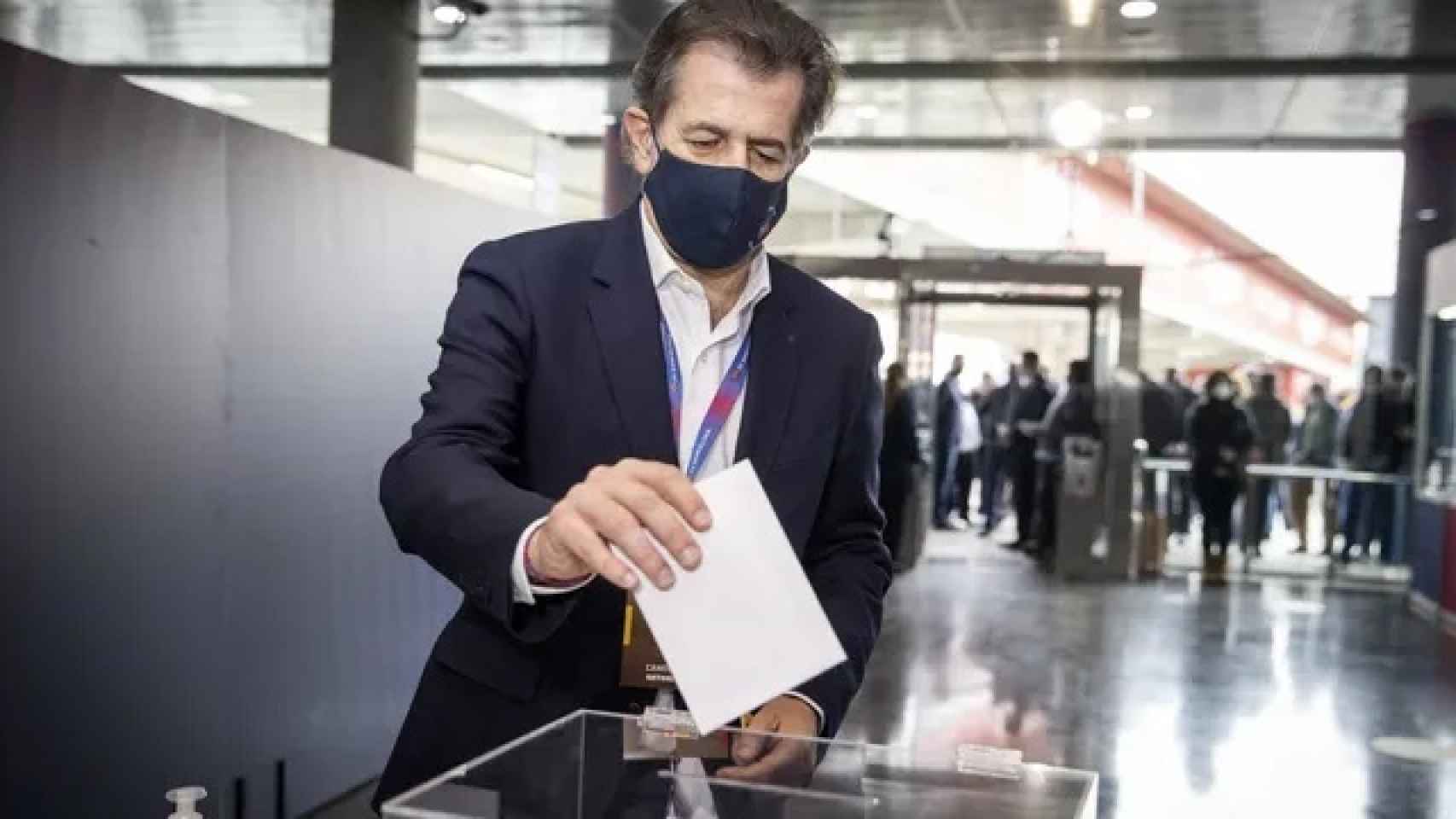 Toni Freixa, candidato a la presidencia del Barça, ejerciendo su  derecho al voto