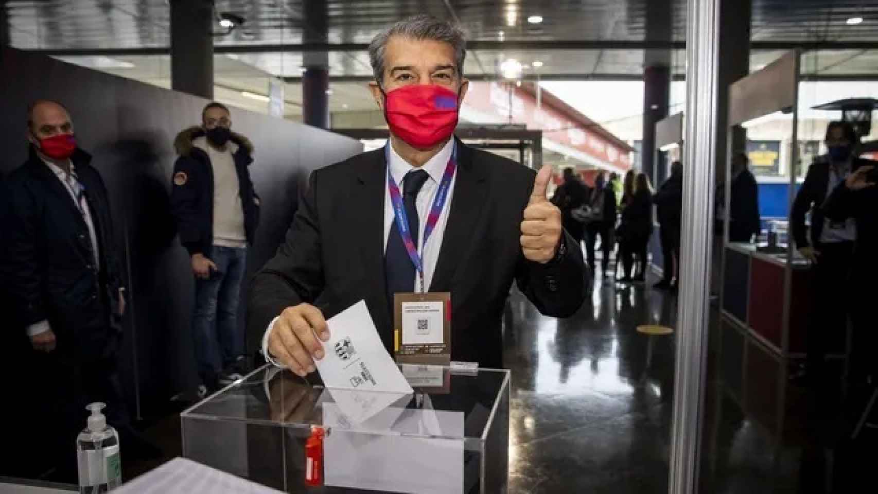 Joan Laporta, candidato a la presidencia del Barça, ejerciendo su  derecho al voto