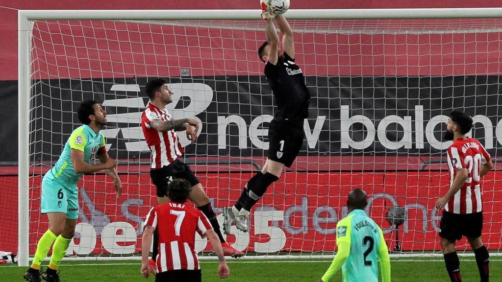 Unai Simón captura un balón por alto