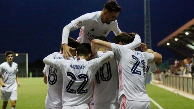 Los jugadores del Castilla celebran el gol de la victoria ante el Dux Internacional de Madrid