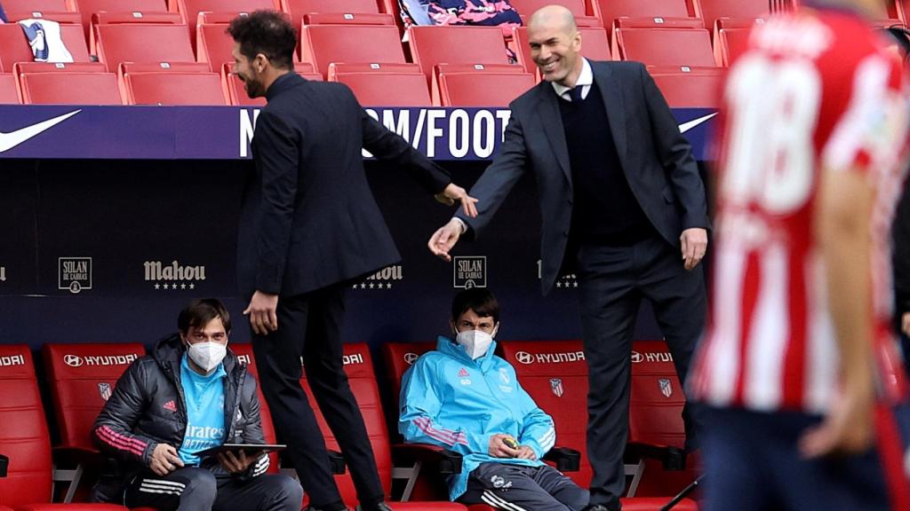 Zidane y el 'Cholo' Simeone se saludan al inicio del derbi