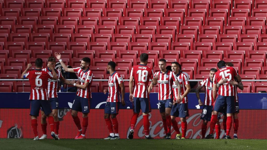Los jugadores del Atlético de Madrid celebran con Luis Suárez su gol al Real Madrid