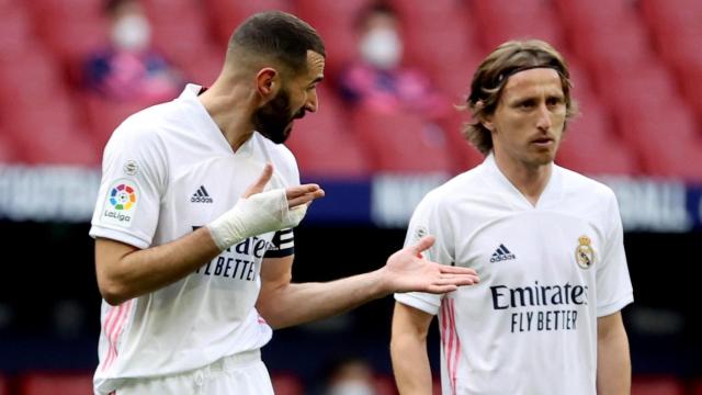 Benzema y Modric hablan durante el derbi