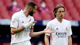 Benzema y Modric hablan durante el derbi
