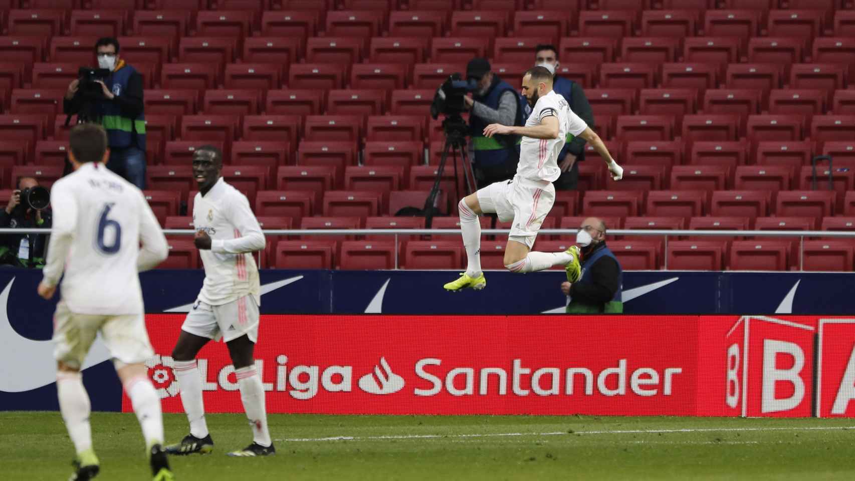 Karim Benzema celebra el gol del empate al Atlético de Madrid