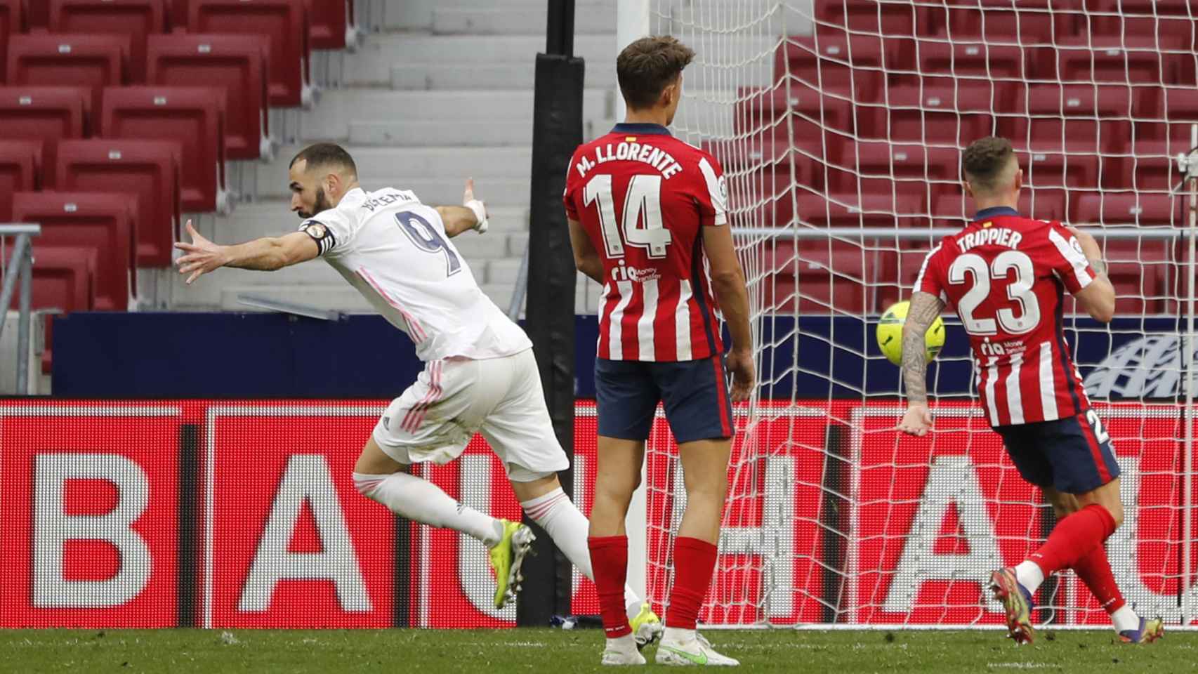 Karim Benzema celebra el gol del empate al Atlético de Madrid