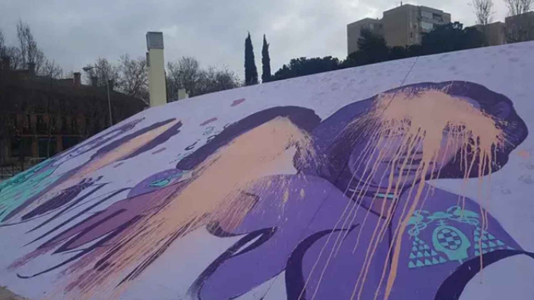 Así ha amanecido el mural feminista de Alcalá de Henares.