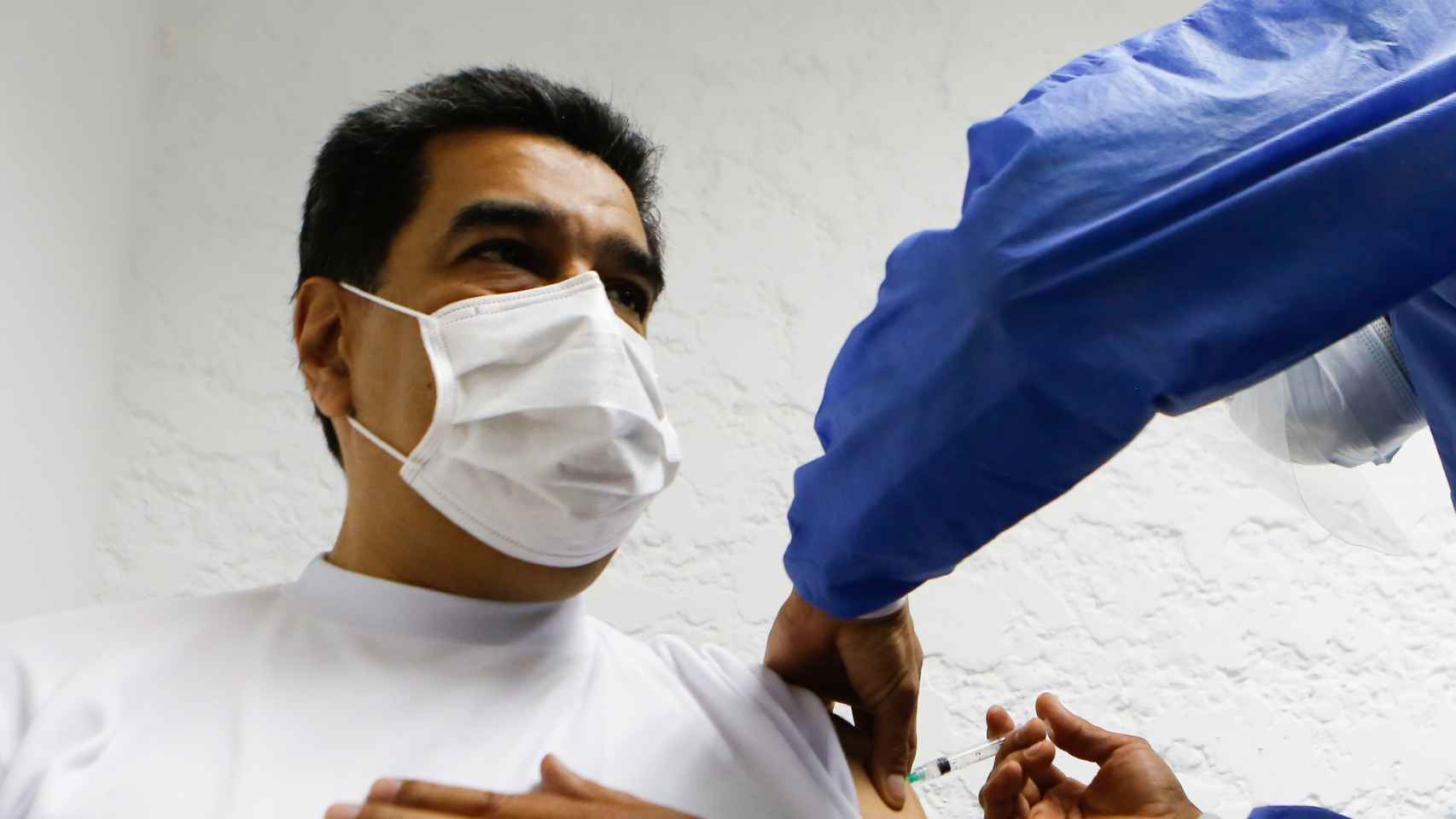 Nicolás Maduro en el momento en el que le administran la vacuna rusa.