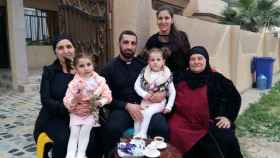 El padre Naim con su familia.