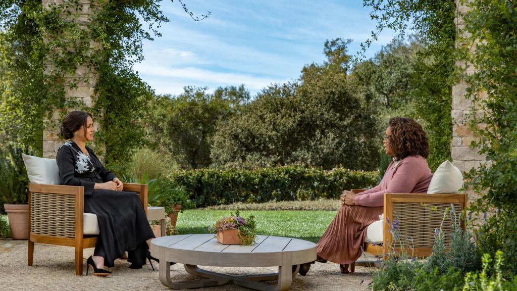 Meghan Markle, durante un momento de la entrevista con Oprah Winfrey.