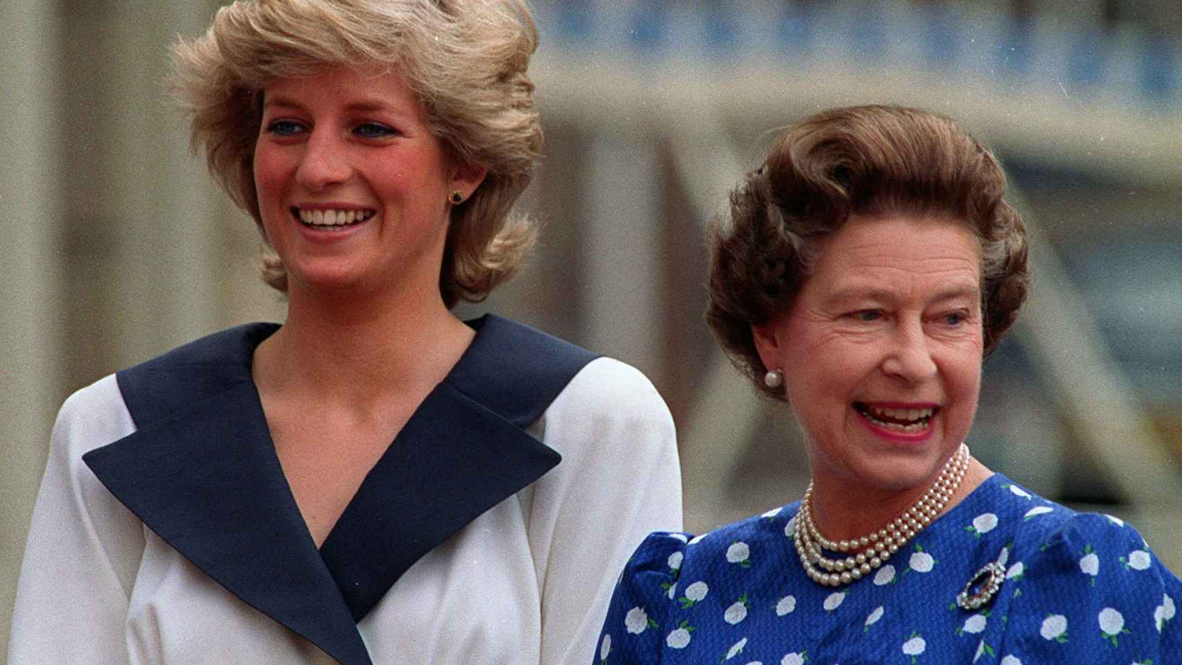 Diana junto a la reina Isabel en una foto de 1987.