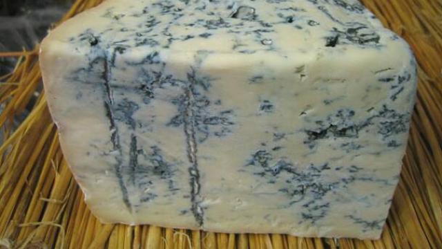 Un queso gorgonzola.