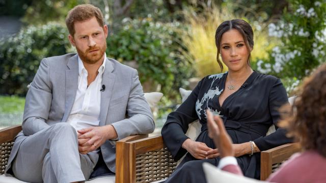 Harry de Inglaterra y Meghan Markle, durante la entrevista con Oprah Winfrey.