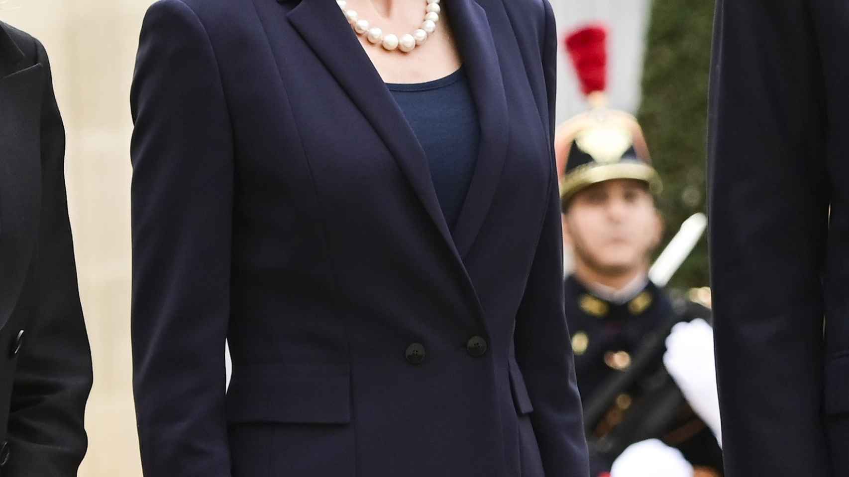 La reina Letizia con collar de perlas del lote de pasar en París.