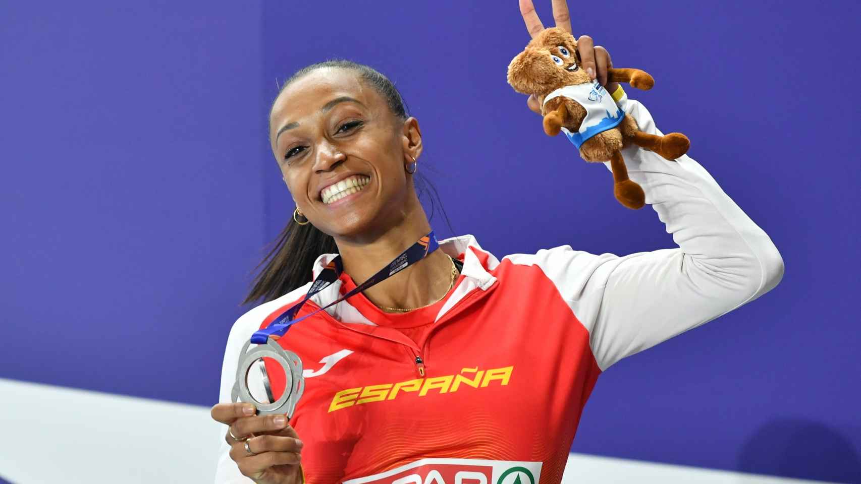 Ana Peleteiro celebra su medalla de plata en Torun