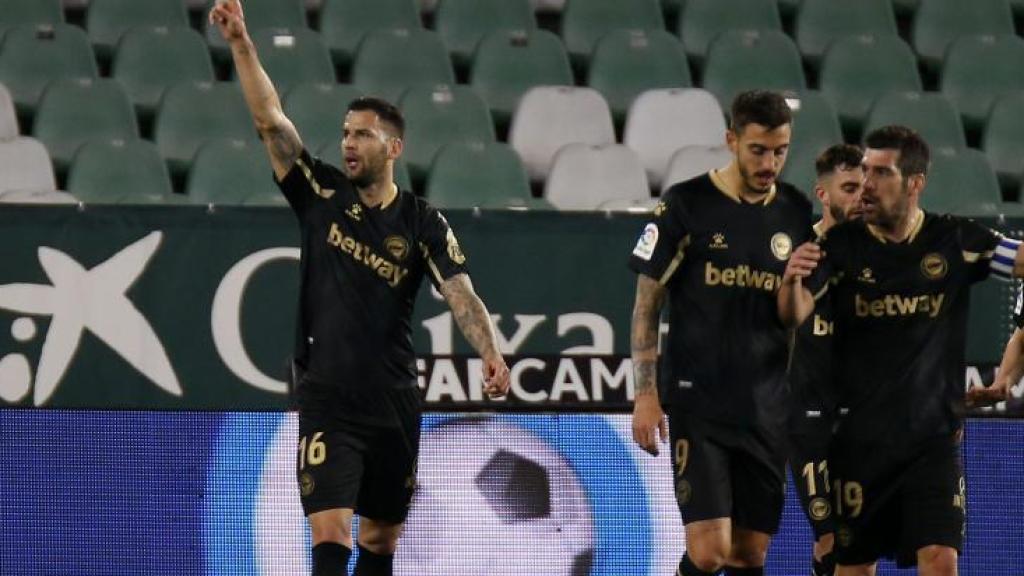 Édgar Méndez celebra su gol con el Alavés ante el Betis en La Liga