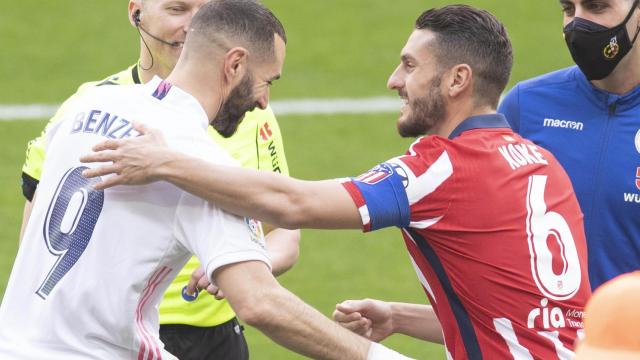 Alejandro Hernández Hernández, Karim Benzema y Koke Resurrección, en el derbi entre el Atlético de Madrid y el Real Madrid