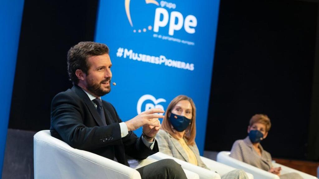 El presidente del PP, Pablo Casado, junto con la vicesecretaria sectorial, Ana Pastor, este lunes.