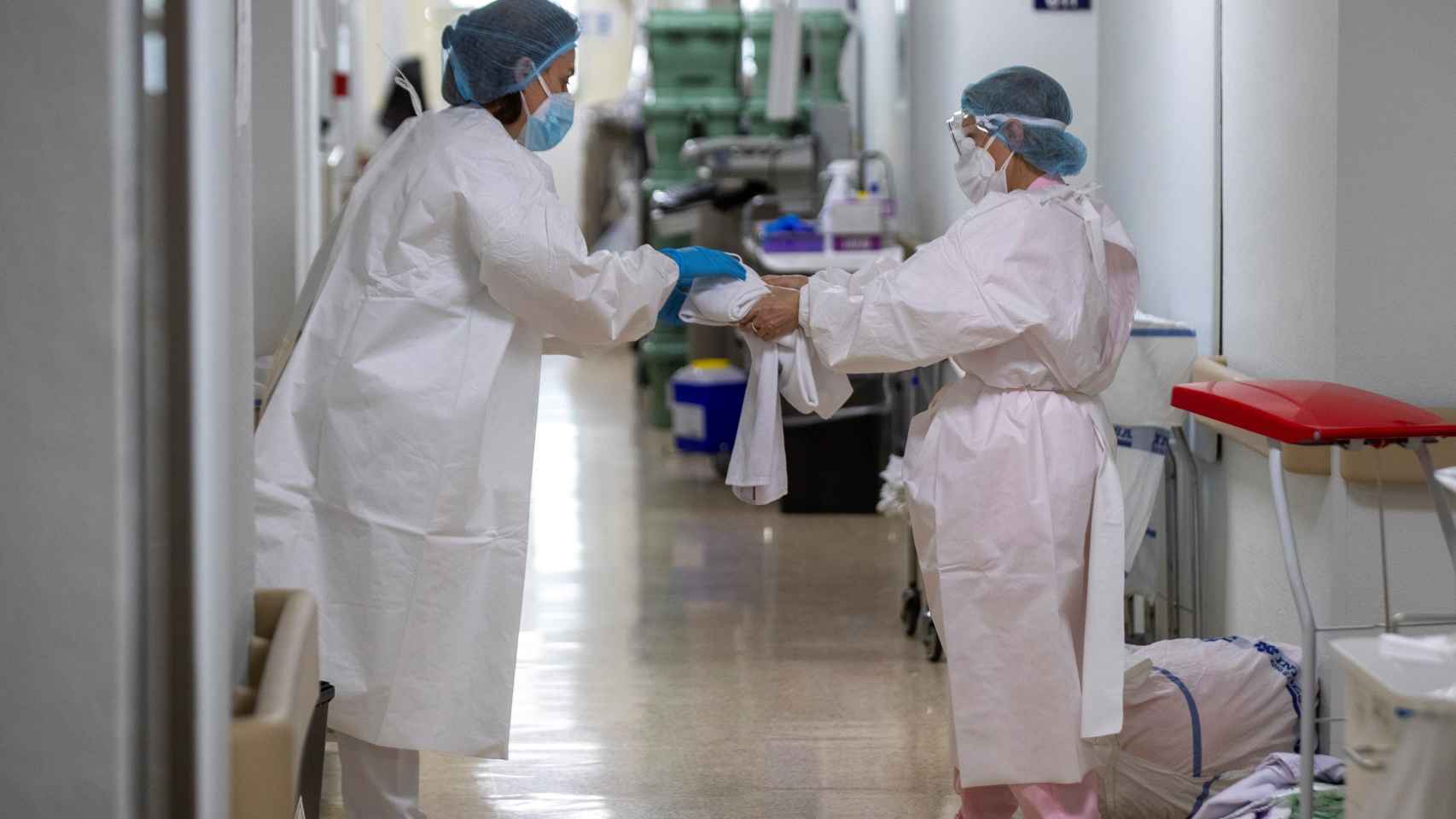 Personal sanitario protegido con EPIs en la planta covid del Hospital Universitario de Álava.