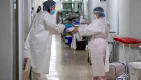 Personal sanitario protegido con EPIs en la planta covid del Hospital Universitario de Álava.