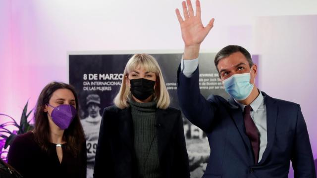 La actriz trans Daniela Santiago, entre Irene Montero y Pedro Sánchez, en la sede del Ministerio de Igualdad.