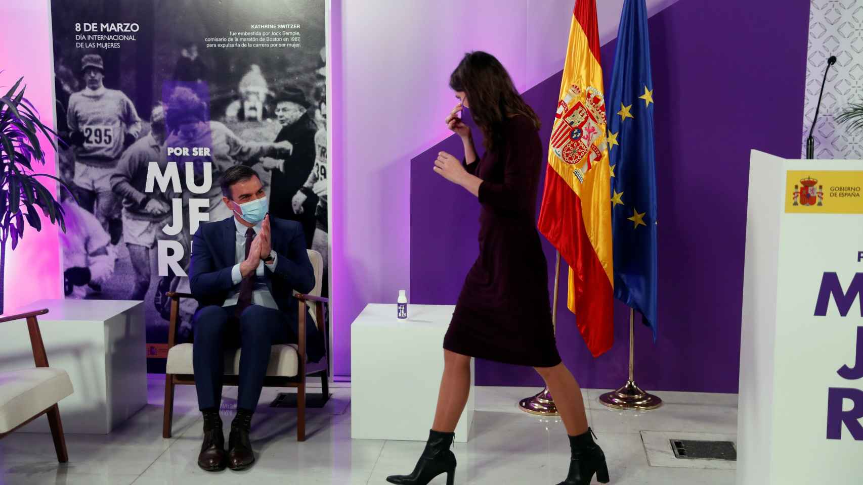 Pedro Sánchez, presidente del Gobierno, aplaude a la ministra de Igualdad, Irene Montero, en el acto institucional del 8-M.