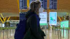 Una mujer en la T$ del aeropuerto de Adolfo Suárez Madrid-Barajas.