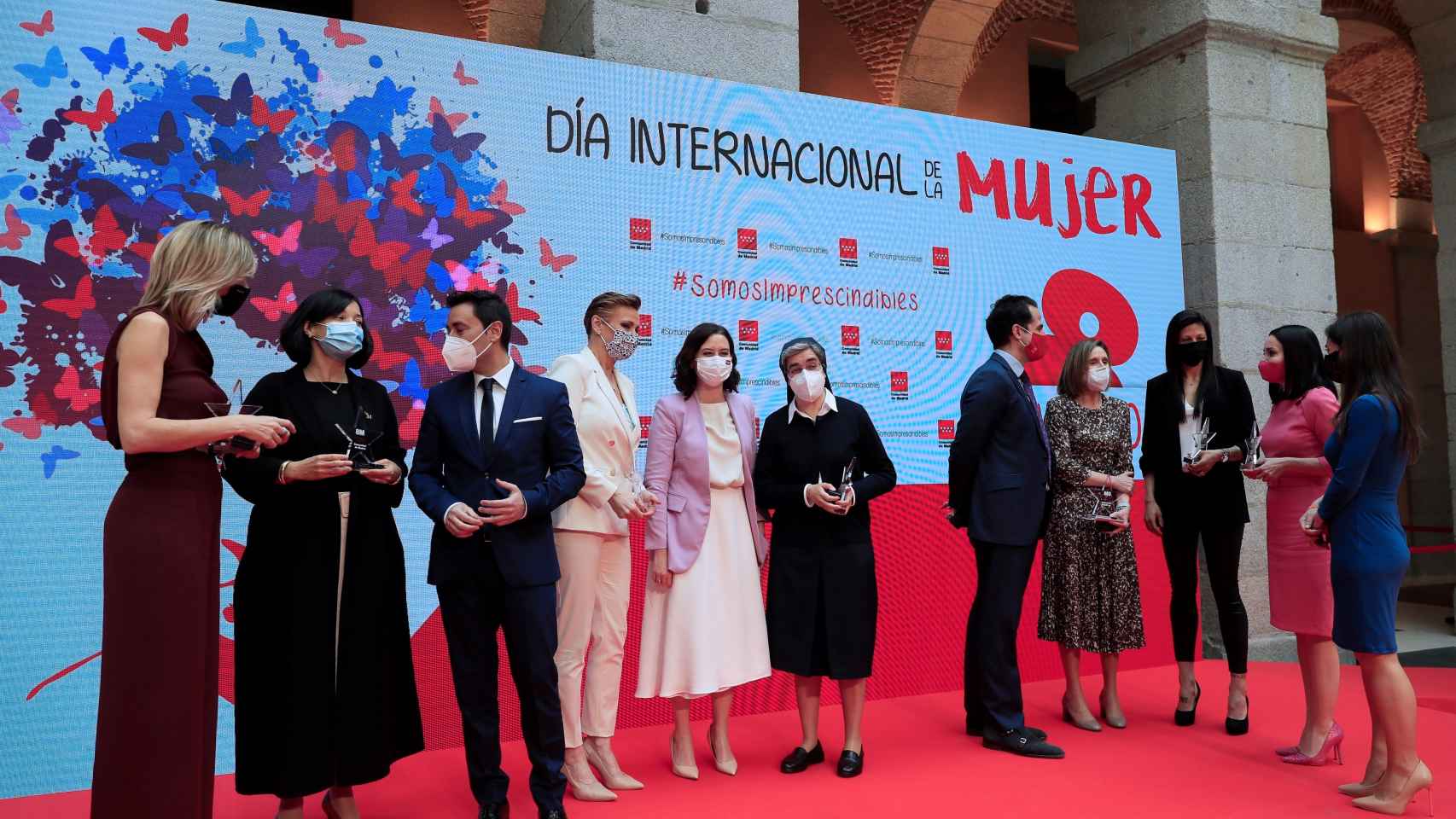 La presidenta de la Comunidad de Madrid, Isabel Díaz Ayuso (5i), conversa con los premiados durante la entrega de los Reconocimientos 8 de Marzo que, con motivo del Día Internacional de la Mujer, otorga este lunes el Gobierno regional.