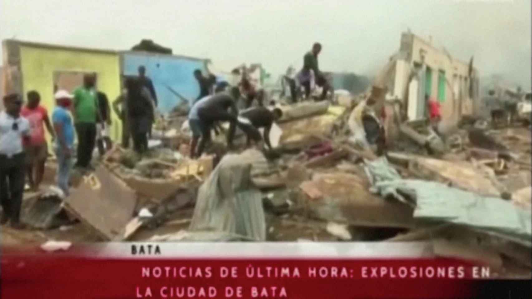 Imágenes de la televisión local de los efectos de las explosiones en Bata.