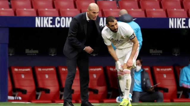 Karim Benzema y Zinedine Zidane, durante el último derbi