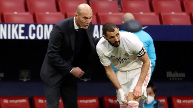 Karim Benzema y Zinedine Zidane, durante el último derbi