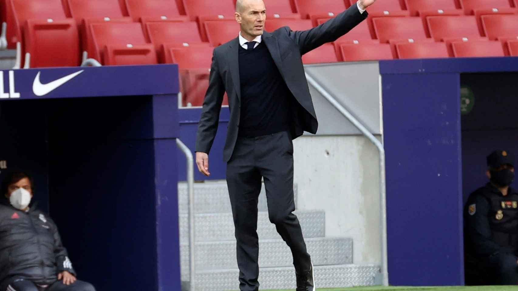 Zinedine Zidane da órdenes desde la banda