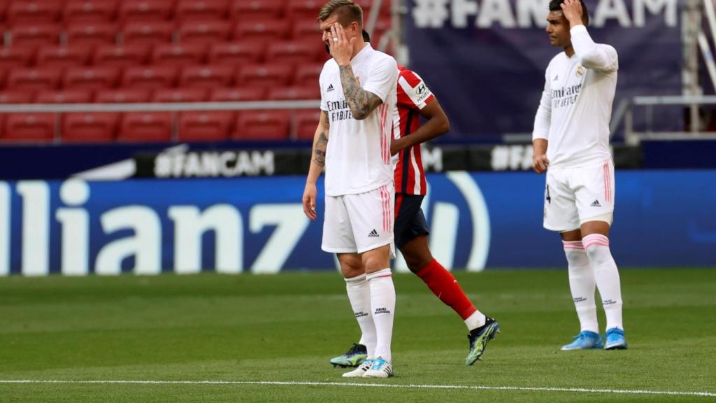 Toni Kroos y Casemiro, cariacontecidos